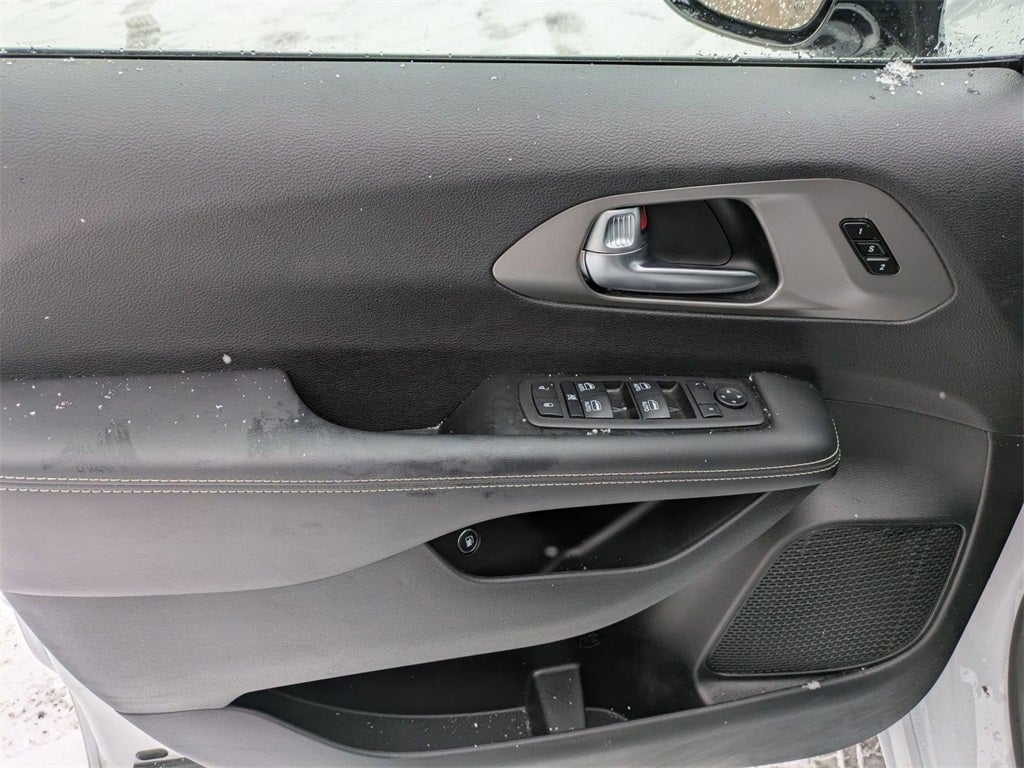 2025 Chrysler Pacifica Hybrid Select