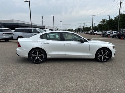 2024 Volvo S60 B5 Core Dark Theme