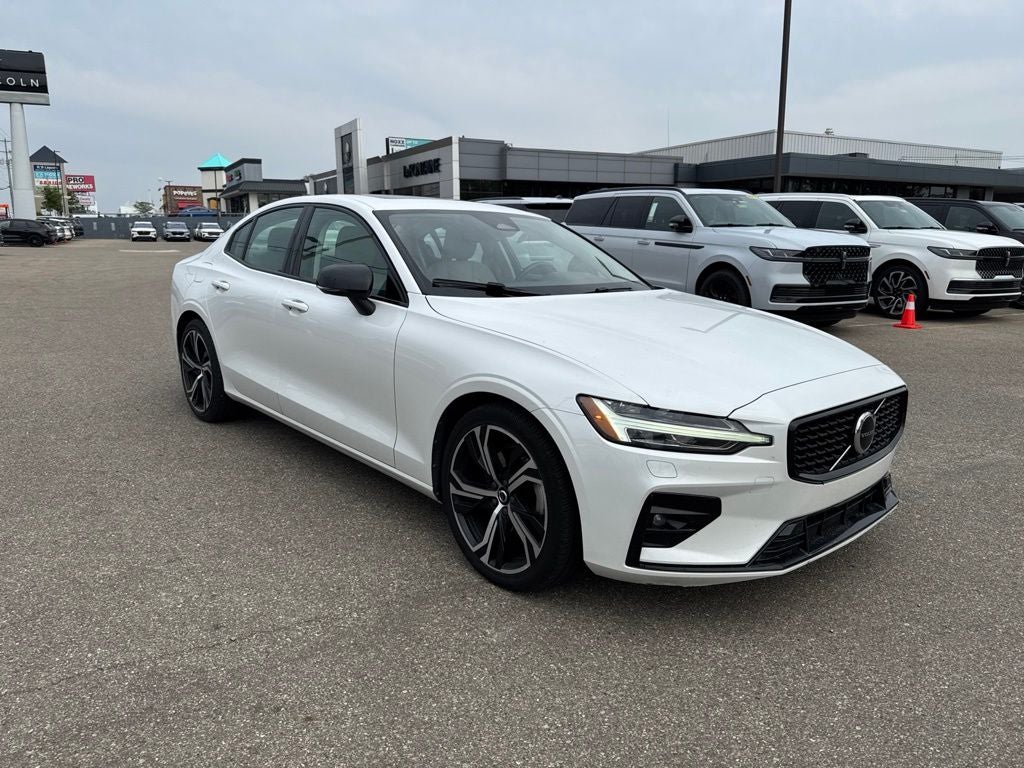 2024 Volvo S60 B5 Core Dark Theme