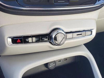 2023 Volvo XC40 B5 Plus Dark Theme