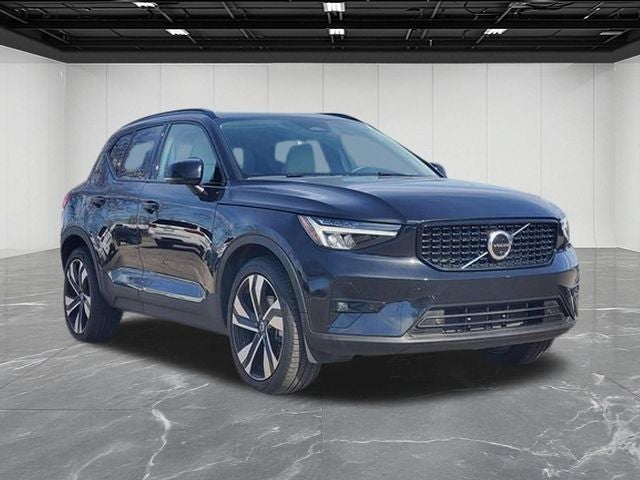 2023 Volvo XC40 B5 Plus Dark Theme